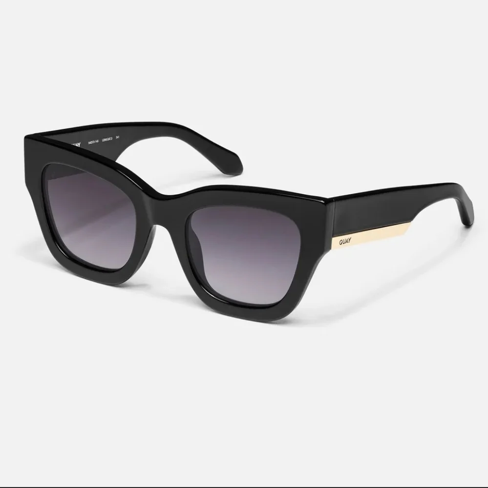 NWT QUAY OF AUSTRALIA BY THE WAY OVERSIZED SUN GLASSES WITH CASE